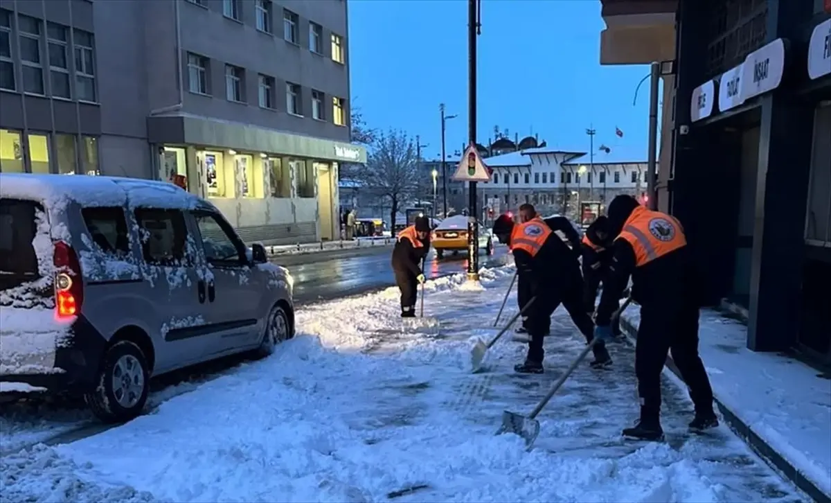 Sivas Belediyesi Kar Yağışı Sonrası Yol Açma ve Tuzlama Çalışmalarını Hızlandırdı