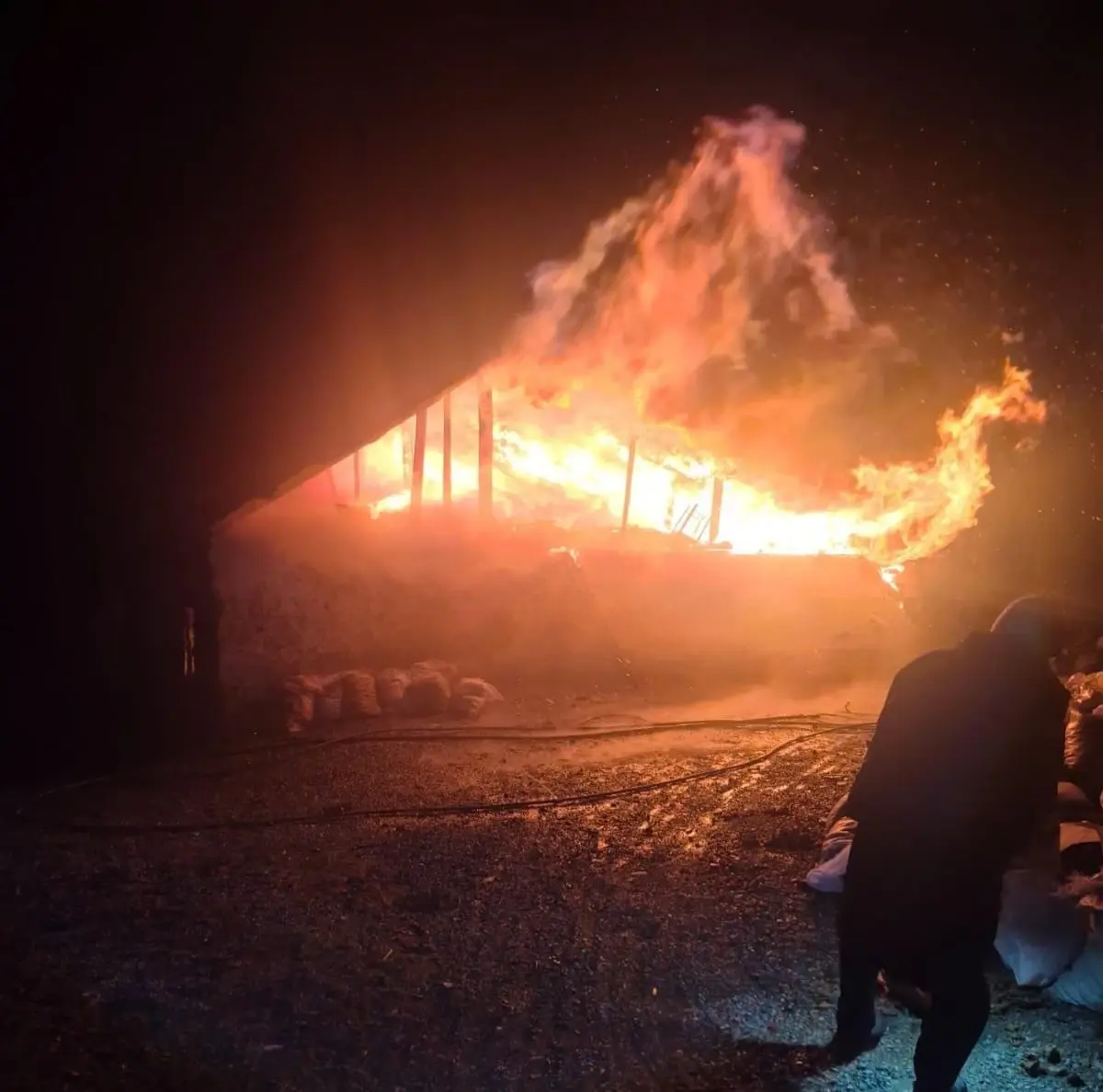 Feke’de Kömür Sobası Yangını Evleri Yok Etti