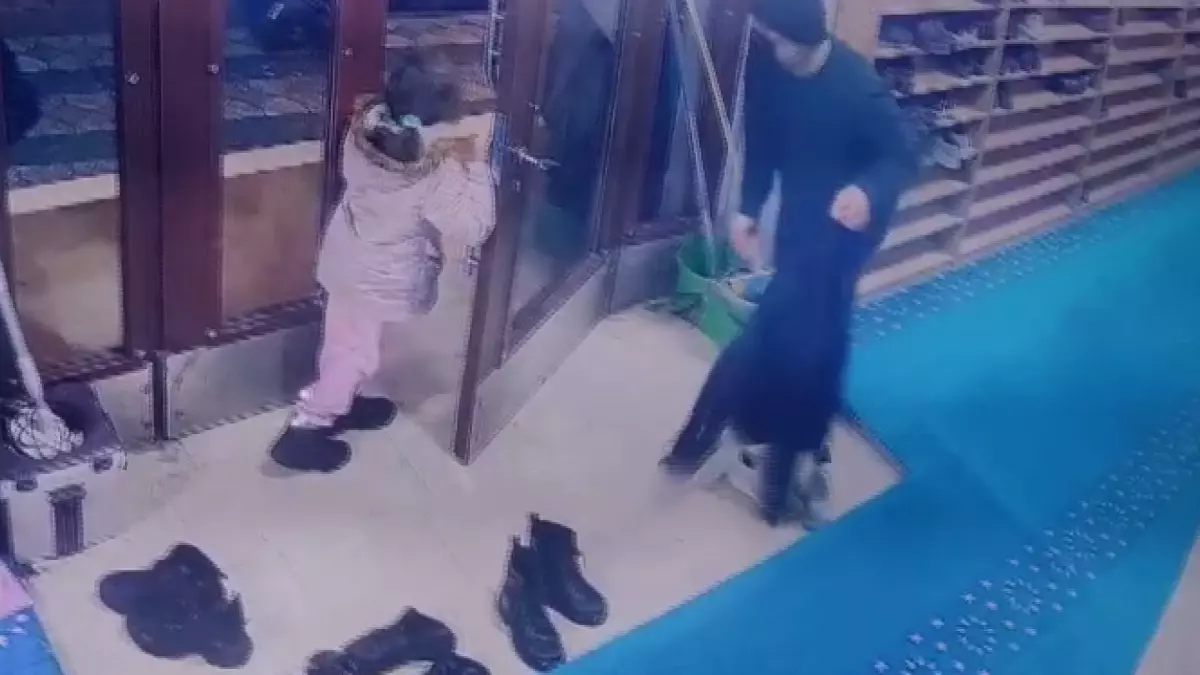 Sultangazi Camii'nde Ayakkabı Hırsızlığı Güvenlik Kamerasında Görüldü