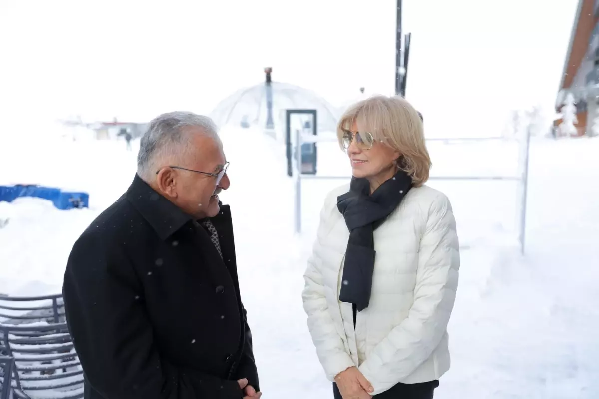 Eski Başbakan Tansu Çiller, Erciyes Kayak Merkezi'nde Görüşme Yaptı