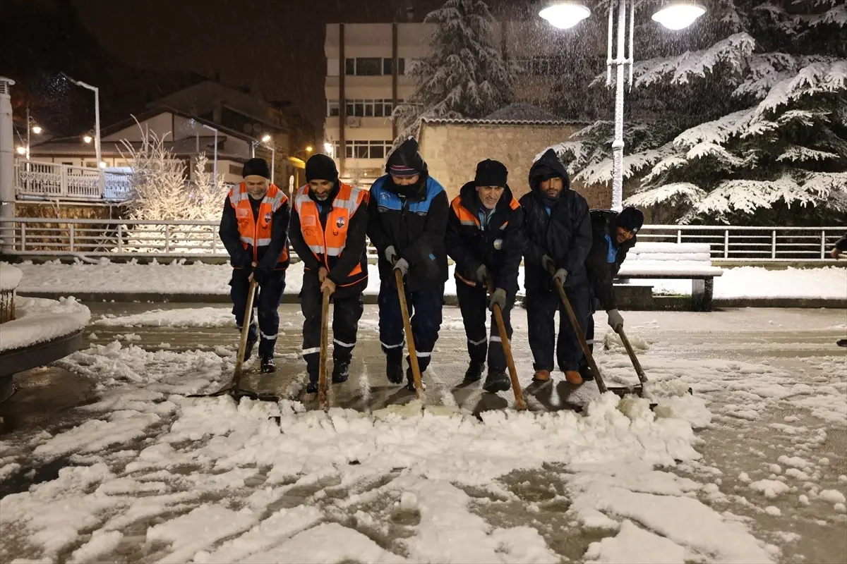 Tokat’ta Karla Mücadele Çalışmaları Sürüyor: Belediyeden Yoğun Çaba