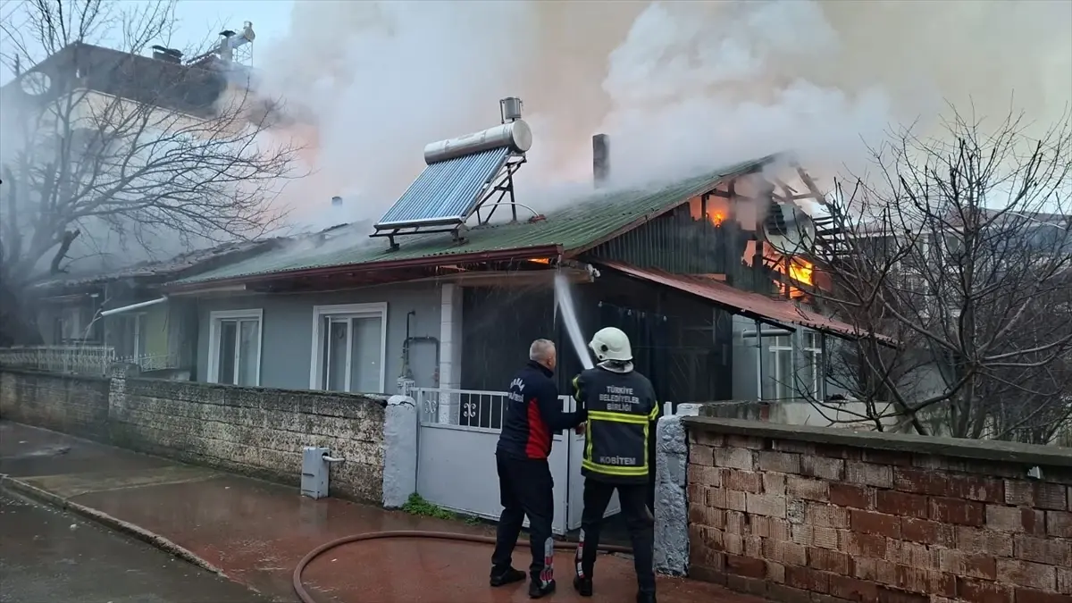 Erbaa’da Çıkan Yangın İki Evi Kullanılamaz Hale Getirdi