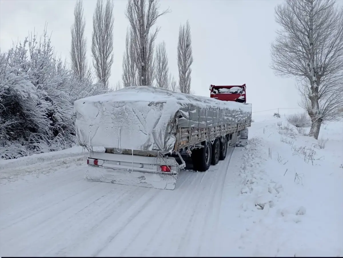 Tokat'ta Kar Yağışı Nedeniyle Tır Yolda Kaldı, Trafik Kısa Sürede Açıldı