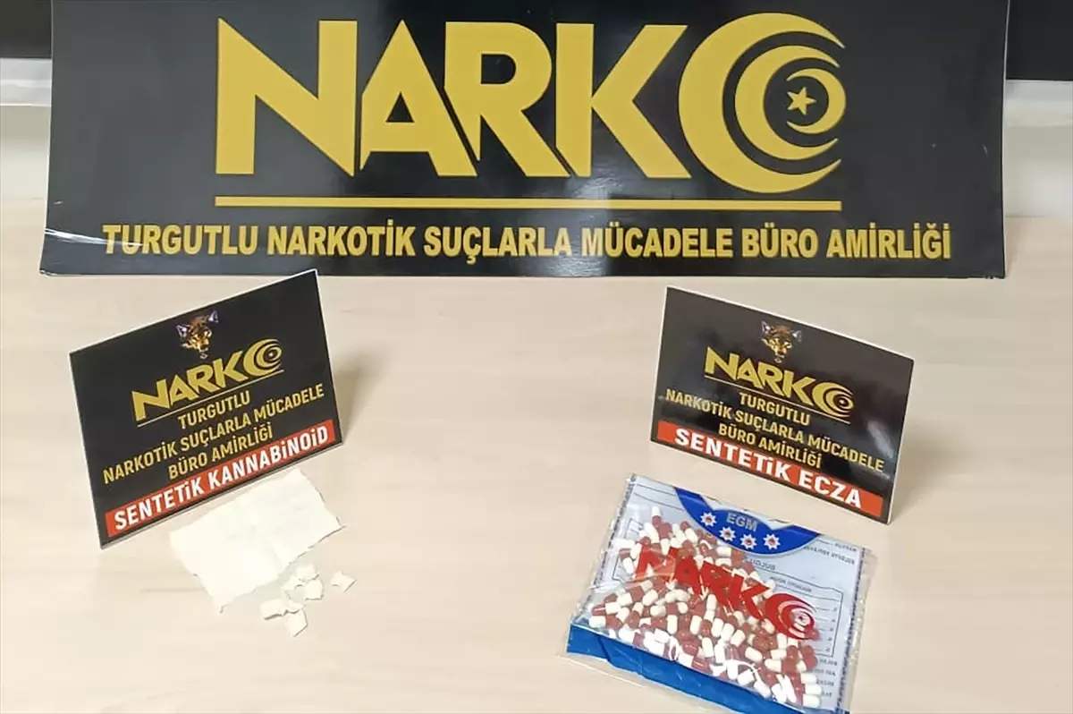 Manisa'nın Turgutlu İlçesinde Otobüste 56 Bin 336 Sentetik Hap Ele Geçirildi