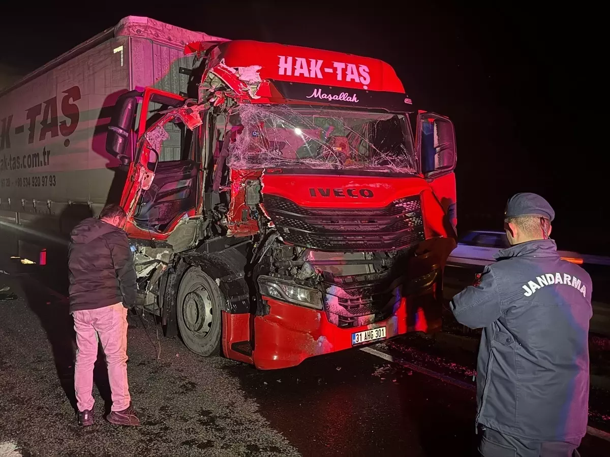 Uşak'ta İki Tır Çarpıştı: 1 Yaralı ve Yol Kapandı