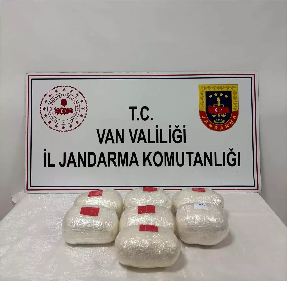 Van'da Jandarma, 7,27 Kilogram Sentetik Uyuşturucu Ele Geçirdi