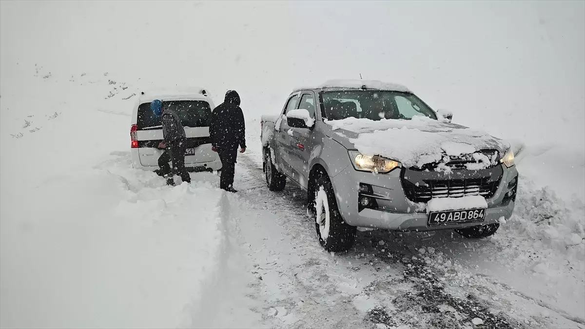 Van ve Çevresinde Yoğun Kar Nedeniyle 539 Yerleşim Biriminde Yol Kapalı