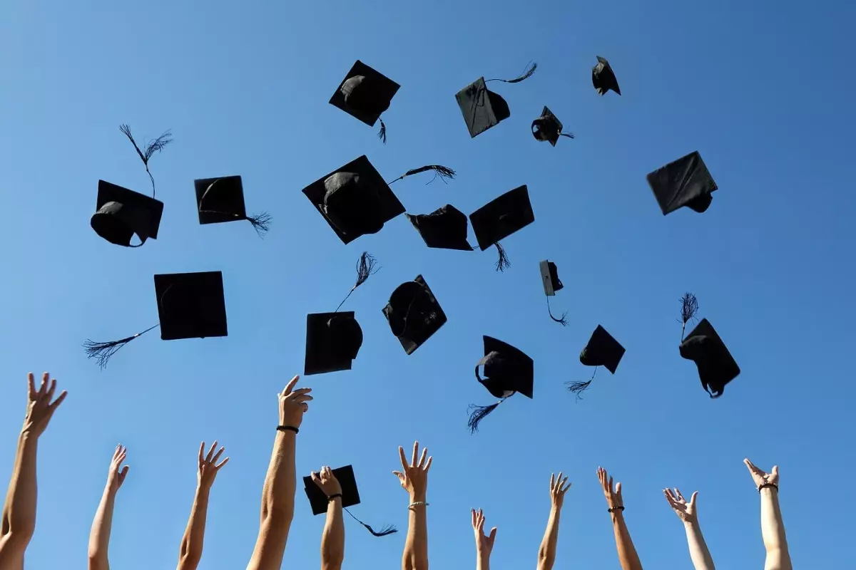 Üniversite Takvimi Yeniden Şekilleniyor: Yaz Tatili Bir Aya Düşüyor, Mezuniyet Süresi 3 Yıla İndiriliyor