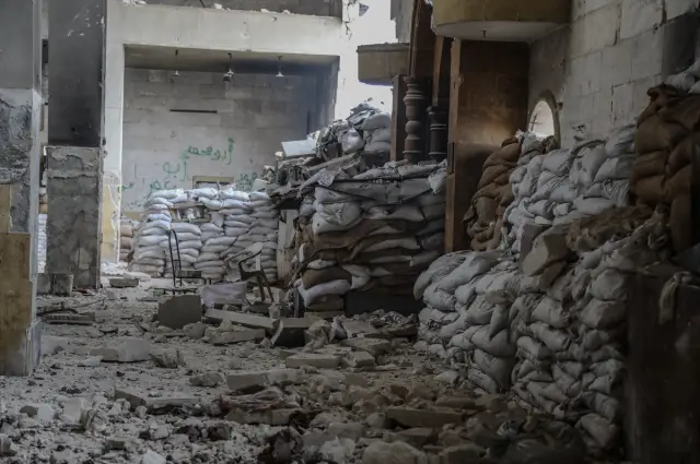 Hasan Camisi içinde askeri ekipman