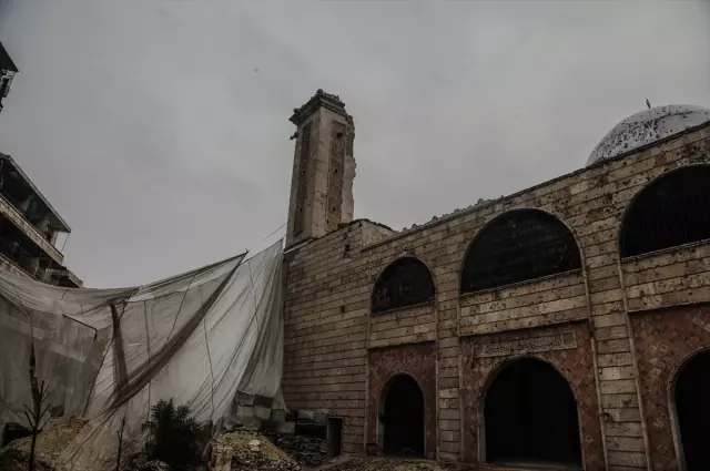 Camii dış cephesinde yeni bayraklar