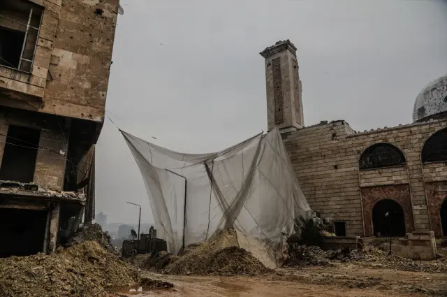 Yerel halk camiye giriş yapıyor