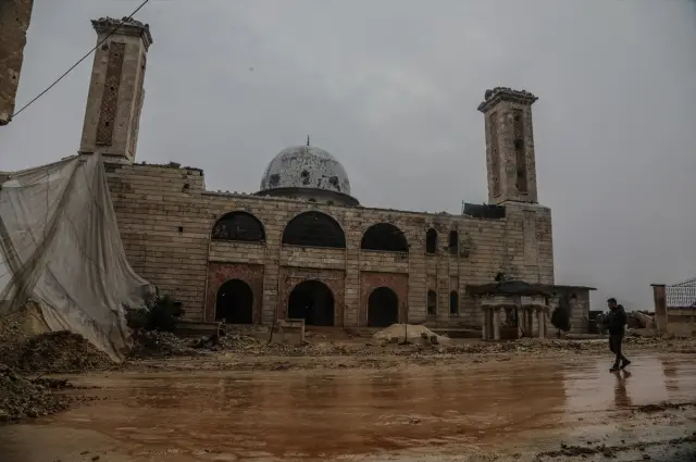 Camii çevresindeki yenilenmiş yol