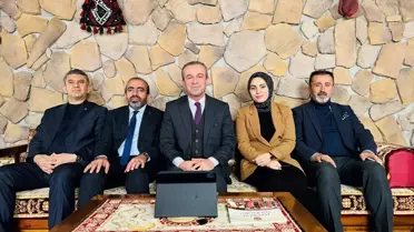 AK Parti Hakkari İl Başkanı Zeydin Kaya, basın mensuplarıyla bir arada