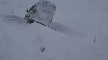 Jandarma ekipleri minibüsü kurtarırken