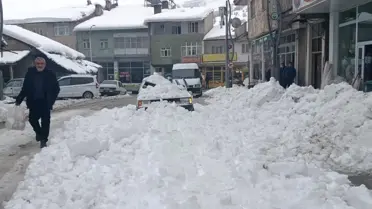 Kar kütlesi binanın çatıdan düşerek araca çarpması