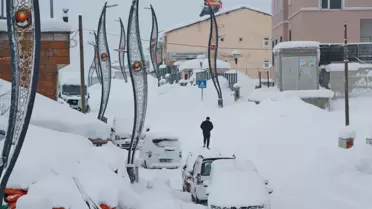 Bingöl’de karla kaplı köy yolu