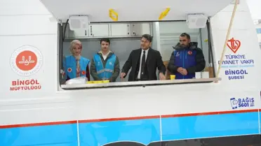 Gönüllü ekip tarafından sıcak çorba servisi