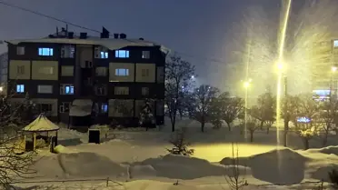 Bitlis'te karla kaplı okul bahçesi