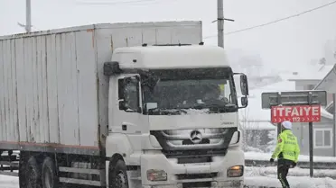 D-100 yolunda kar temizleme çalışması