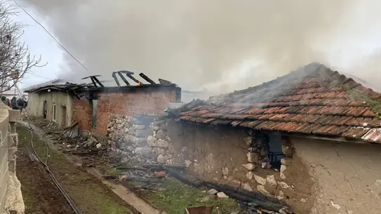 Yangın sonrası evin iç kısmı ve duman