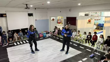Polis memurları çocuklara trafik eğitimi veriyor