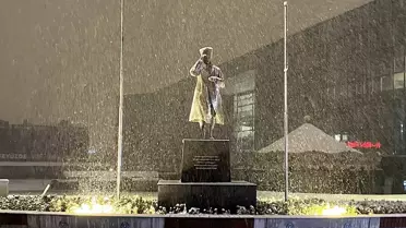 Bursa’da karla kaplı cadde