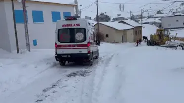 Kurtarma ekibiyle ambulansın çıkarılması