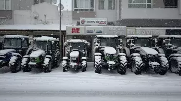 Kar yağışı nedeniyle kapanan köy yollarının genel görünümü