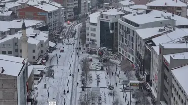 Bolu şehir merkezinde karla kaplı sokaklar