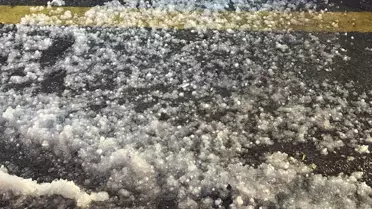 Dolu yağışı sonrası trafikte duran araçlar