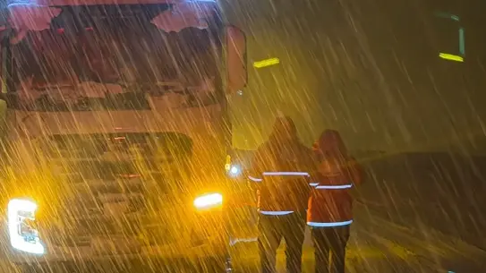 Kızılay ekiplerinin Muş‑Bingöl kar yolunda yardım dağıtımı