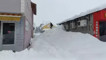 Ovacık'ta karla kaplı ana yol