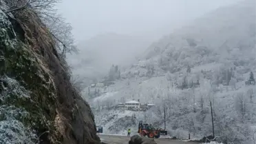 Heyelan sonrası Şalpazarı‑Beşikdüzü yolunun temizlenmiş görüntüsü