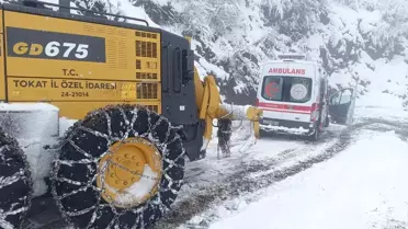 Erbaa’da kar altında sağlık ekipleri