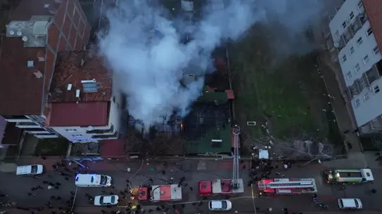 İtfaiye ekiplerinin yangın sonrası kedileri taşıması