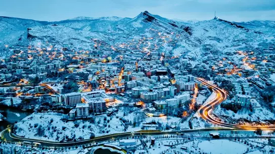 Tunceli'de kar yağışı sonrası okul bahçesi