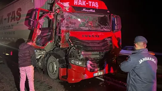 Uşak'ta iki tırın çarpışma anı