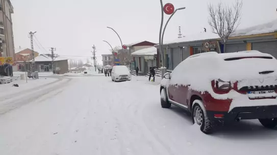 Kar temizleme ekipmanlarıyla yol açma çalışması