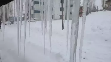 Van’da kar altında okul binaları