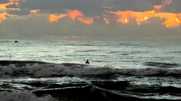 Samandağ sahilinde yağmur sonrası oluşan kartpostallık görüntü