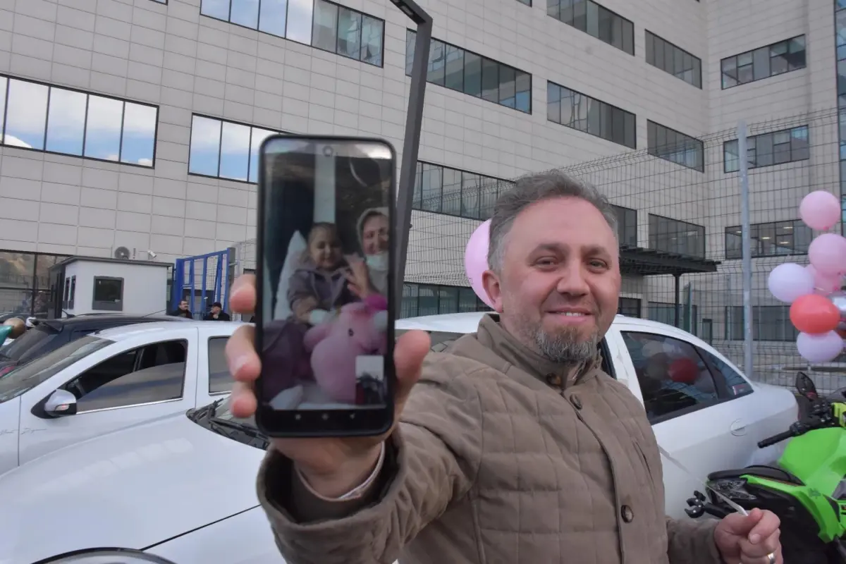 İzmir Şehir Hastanesi’nde Beyza Öztürk’e Moral Dolu Balon Gökyüzüne