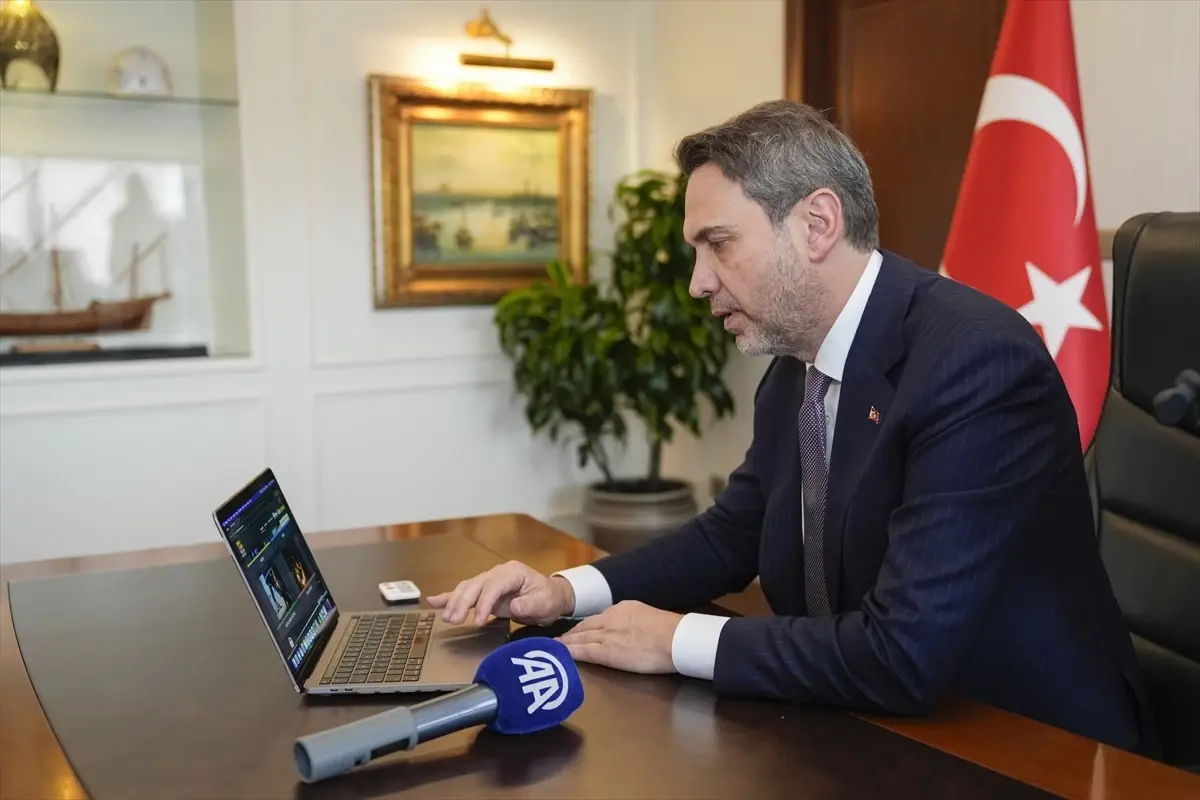 Enerji Bakanı Bayraktar, AA’nın Yılın Kareleri Oylamasında Fotoğraf İncelemesi Yaptı