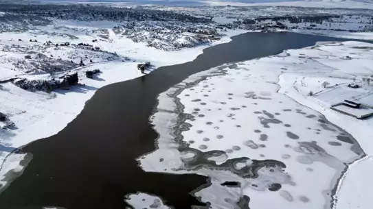 Buzla içinde Emre Gölü'nün panoramik fotoğrafı