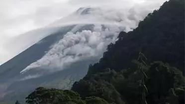 Marapi Yanardağı'ndan çıkan duman ve kül