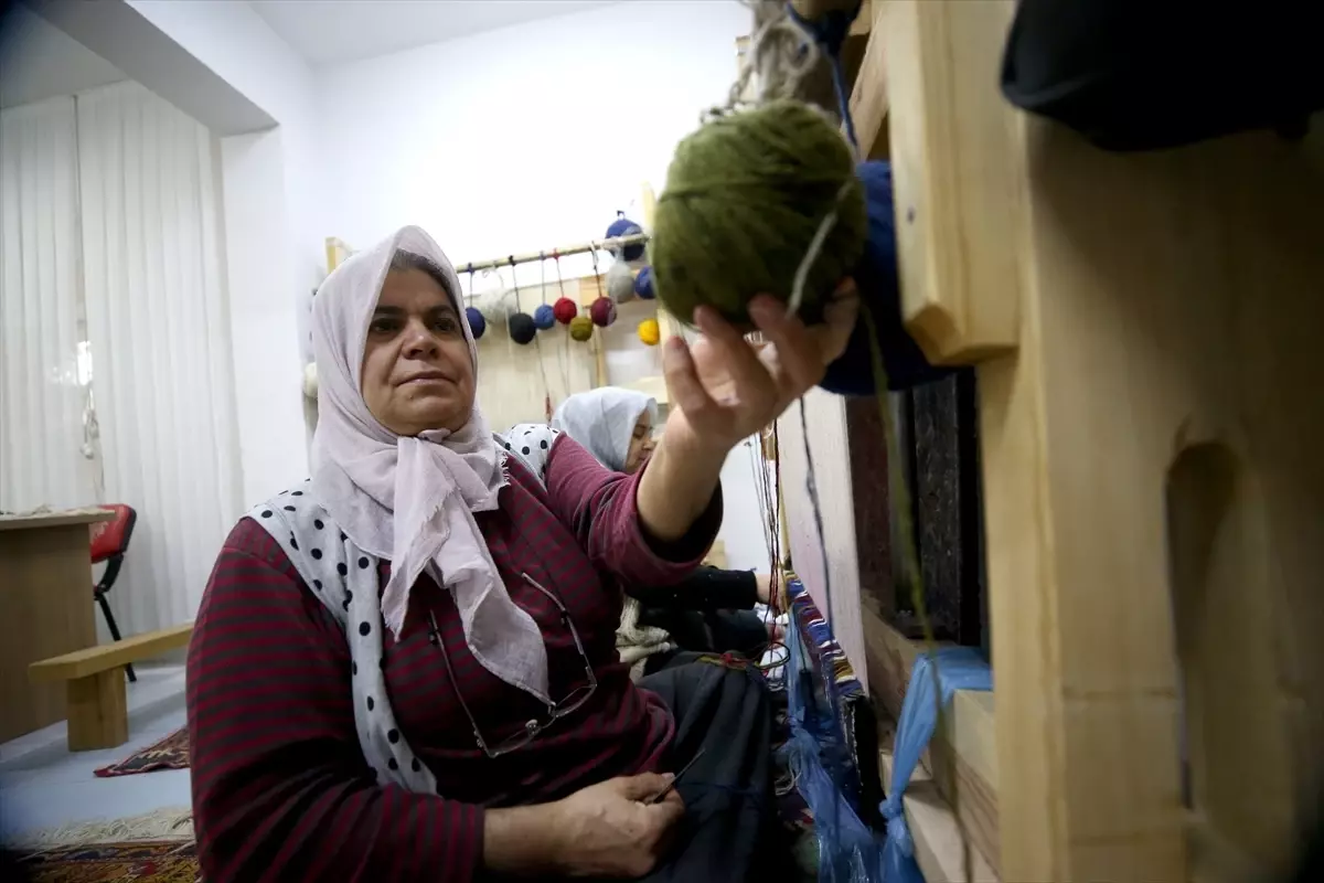 Yahyalı’da Kadınlar 30 Yıl Sonra Halı Dokuma Atölyelerine Dönüyor