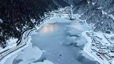 Uzungöl gölünün buzla kaplı ana fotoğrafı, kış turizmi