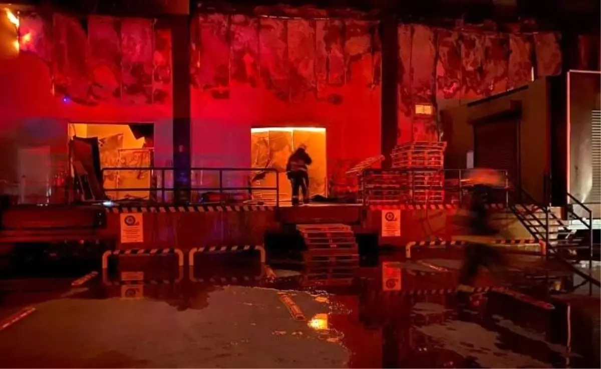 Antalya Serik'te Market Deposu Yangını 5 Bin Metrekareyi Kül Etti