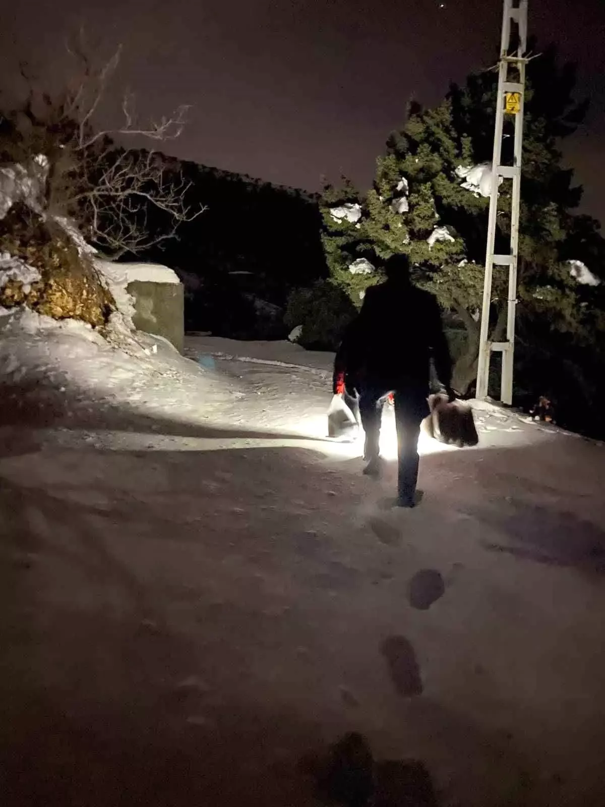 Kahramanmaraş’ta Kar Fırtınası Sonrası Bağ Evinde Kalan Aileye İtfaiyeden Erzak Yardımı