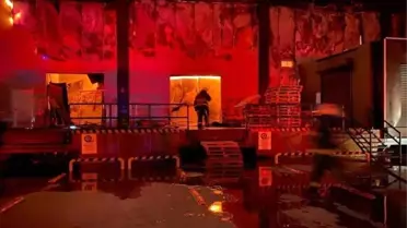 Yangın sonrası yanmış market deposu