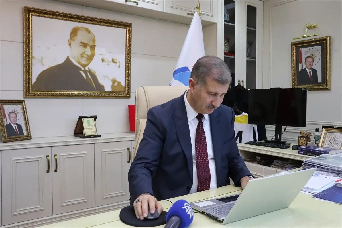 Ağrı İbrahim Çeçen Üniversitesi Rektörü Gülçin, 2025 Yılın Kareleri Oylamasını İnceledi